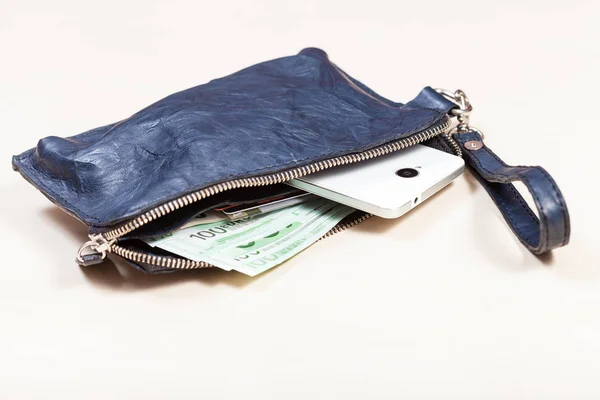 Handbag with phone, cards and euro notes on table — Stock Photo, Image