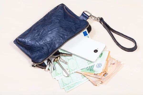 İçinde telefon, anahtar ve para olan bir çanta. — Stok fotoğraf