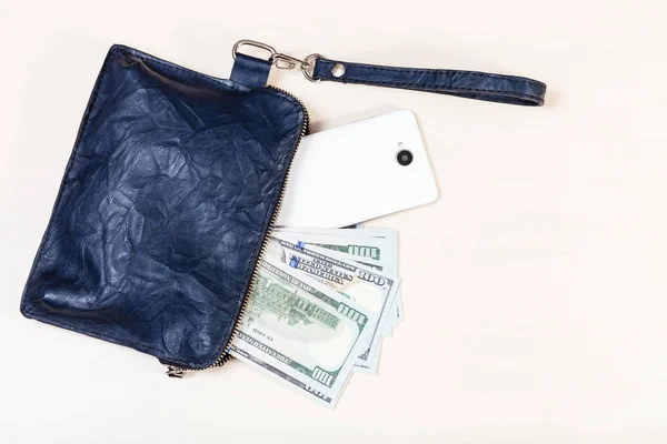 İçinde telefon ve Amerikan doları olan bir çanta. — Stok fotoğraf