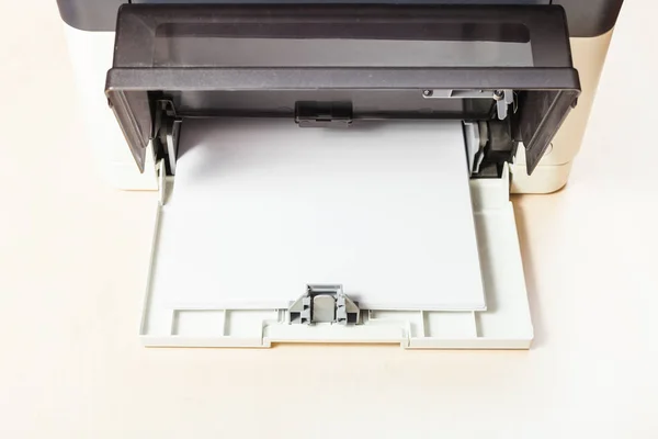Stak af hvidt papir ark i printerbakken - Stock-foto