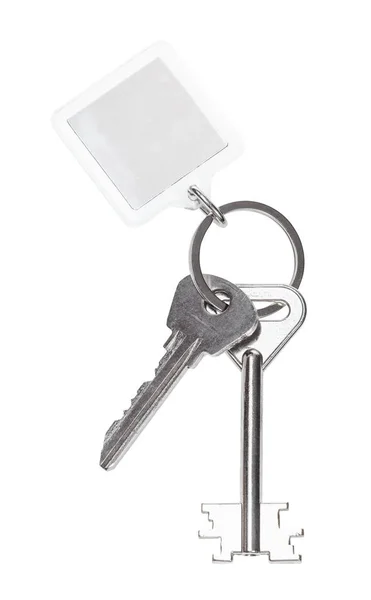 Duas chaves no anel com chaveiro em branco isolado — Fotografia de Stock