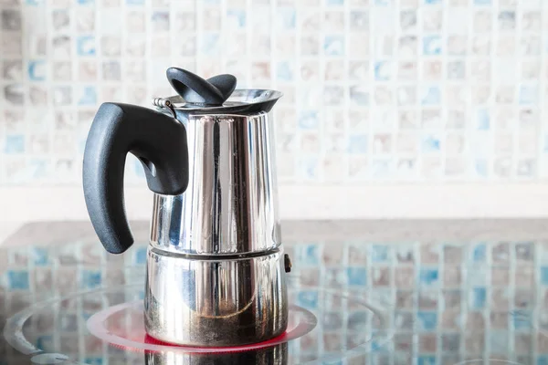 Preparación de café con moka olla a presión en el rango — Foto de Stock