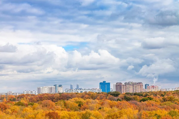 Große weiße Wolken am blauen Himmel über dem gelben Park — Stockfoto