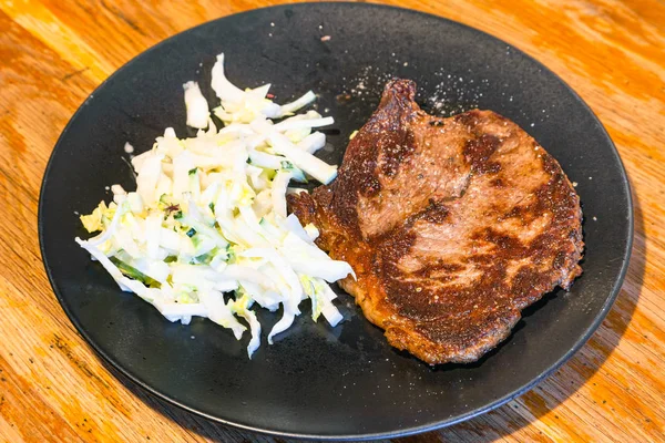 Ensalada de carne y col y pepino en plato — Foto de Stock