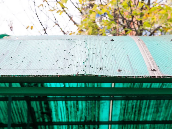 Old cracked green polycarbonate panel on roof — Stock Photo, Image