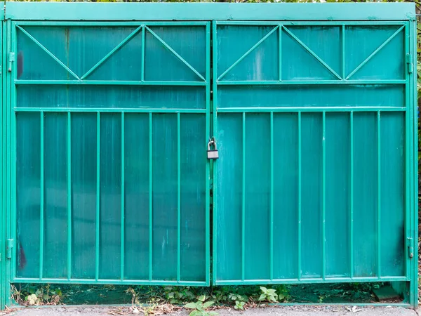 Front view of closed doors of outdoor garage — Stock Photo, Image