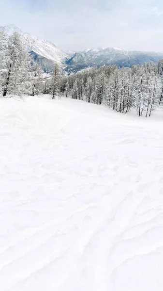 Ladera y montañas cubiertas de nieve — Foto de Stock