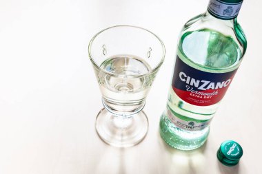 MOSCOW, RUSSIA - 4 Haziran 2020: kapak ve şişe Cinzano Ekstra Kuru ve masada içki ile cam. Cinzano Torino şehrinden İtalyan vermutu, şimdi bu marka Gruppo Campari 'ye ait.