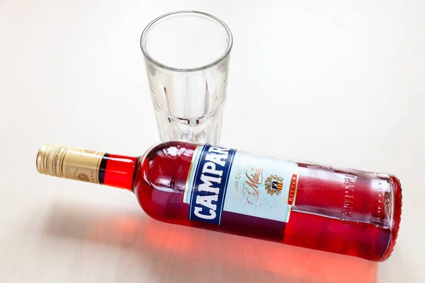 Moskou Russie Juni 2020 Liggend Flesje Campari Bitter Leeg Glas — Stockfoto