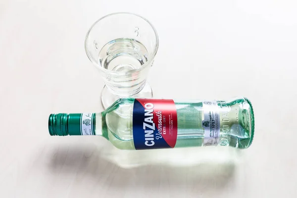 Moskou Russie Juni 2020 Bovenaanzicht Van Liggende Fles Cinzano Extra — Stockfoto