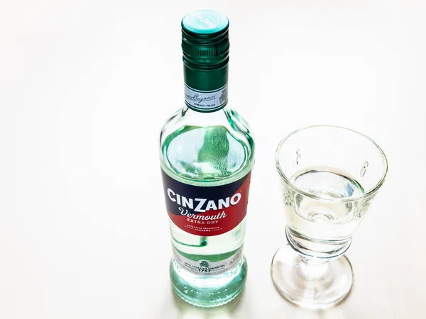 Moskou Russie Juni 2020 Gesloten Fles Cinzano Extra Droog Glas — Stockfoto