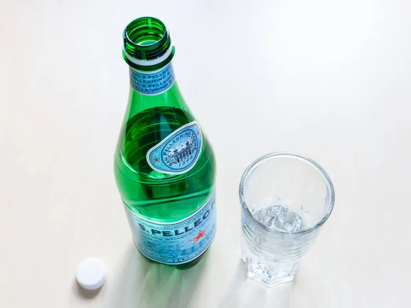 莫斯科 俄克拉荷马州 2020年6月16日 上图是开瓶的S Pellegrino和桌上放水的玻璃杯 佩莱格里诺 Pellegrino 是意大利贝加莫附近圣佩莱格里诺地尔梅的一种天然矿泉水 — 图库照片