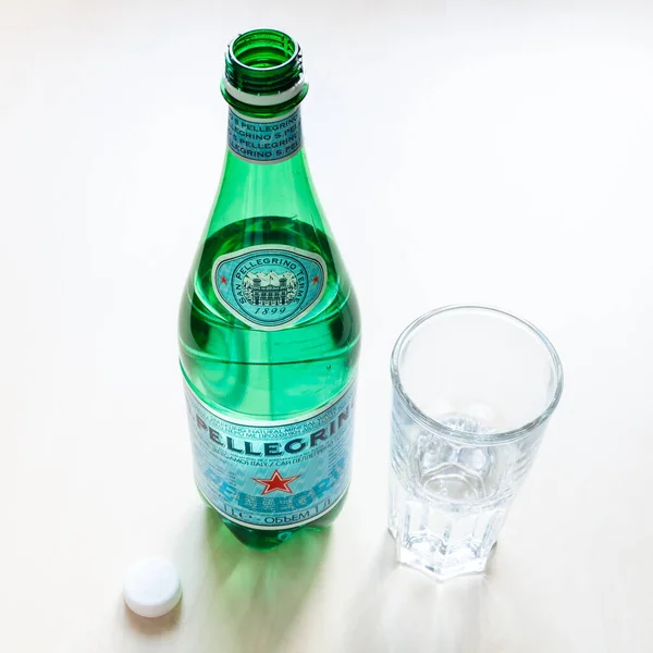 Moskou Russie Juni 2020 Open Fles Pellegrino Glas Met Water — Stockfoto