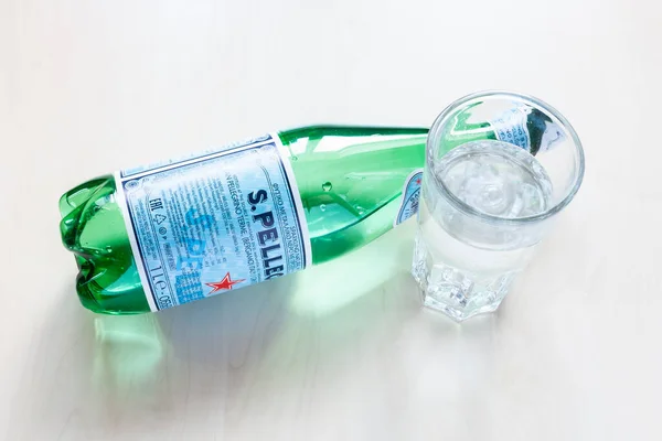 Moskau Russland Juni 2020 Obere Ansicht Der Liegenden Flasche Pellegrino — Stockfoto