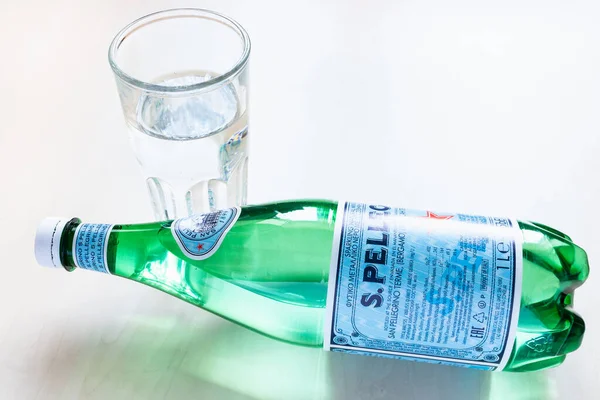 Moskou Russie Juni 2020 Liggende Fles Pellegrino Glas Met Water — Stockfoto