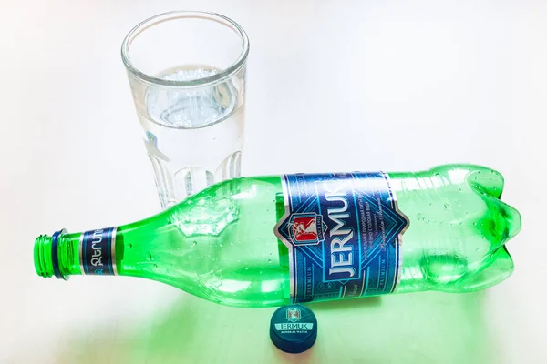 Moskou Russie Juni 2020 Lege Plastic Fles Jermuk Glas Met — Stockfoto