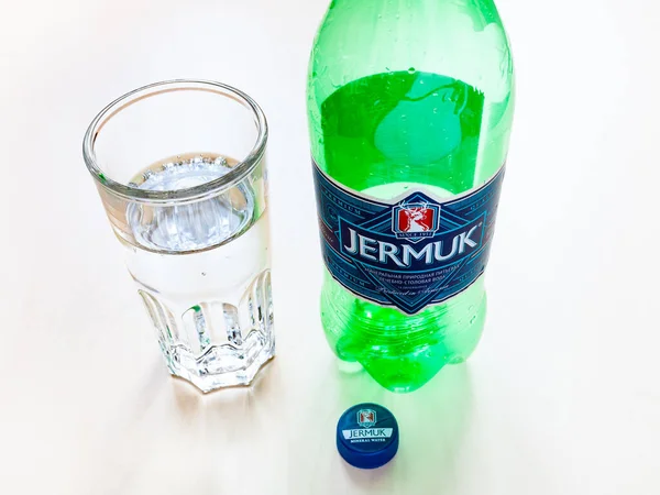 Moskou Russie Juni 2020 Lege Plastic Fles Jermuk Glas Met — Stockfoto