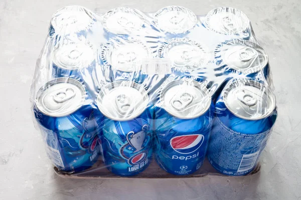 Moscow Rússia Junho 2020 Visão Acima Pacote Dezenas Latas Pepsi — Fotografia de Stock