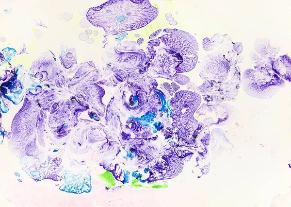 추상적 의수중 표면에서 보라색 파란색 색소를 채취하여 수공예 — 스톡 사진