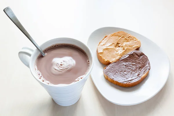 Vista Superior Taza Con Chocolate Caliente Tostadas Con Mantequilla Maní — Foto de Stock