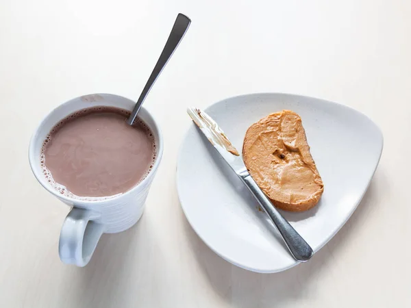 Vista Superior Taza Con Cacao Tostadas Con Mantequilla Maní Plato — Foto de Stock