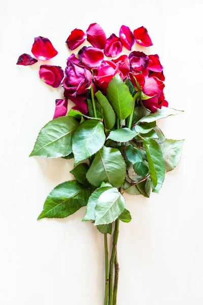 Buquê Flores Rosas Vermelhas Murchas Pétalas Caídas Mesa Marrom Pálida — Fotografia de Stock