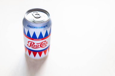 MOSCOW, RUSSIA - 6 AĞUSTOS 2020: açık kahverengi ahşap masa üzerinde Pepsi 'nin 50. yüzyıldan kalma tasarlanmış yeni sınırlı sayıda üretimi. Pepsi, PepsiCo tarafından üretilen gazlı içecek.