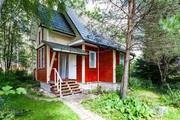 Одноэтажный Деревянный Загородный Дом Мансардой России Летом — стоковое фото