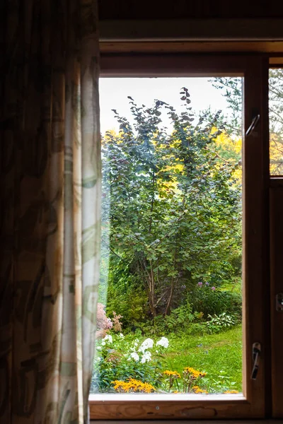 Pohled Okrasnou Zahradu Oknem Chatě Letním Soumraku — Stock fotografie