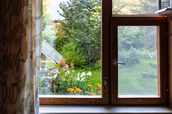 Blick Auf Ziergarten Mit Brunnen Durch Fenster Landhaus Der Sommerdämmerung — Stockfoto