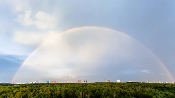 Arcobaleno Cielo Nuvoloso Blu Sopra Foresta Verde Quartiere Residenziale Città — Foto Stock