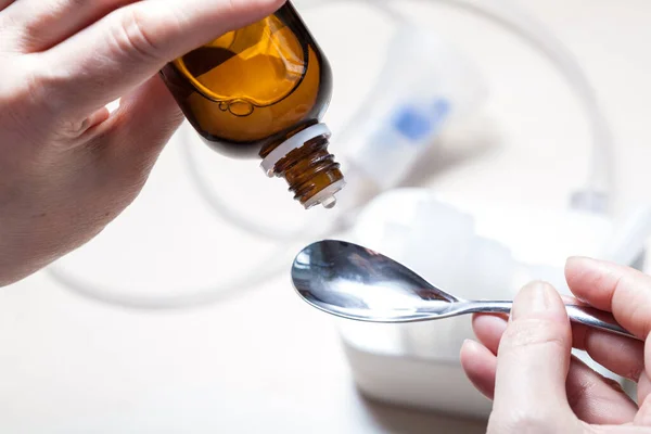 Mujer Goteando Medicina Botella Vidrio Cuchara Acero Cerca — Foto de Stock