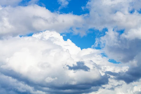 Grandes Nubes Blancas Grises Cielo Azul Soleado Día Verano — Foto de Stock