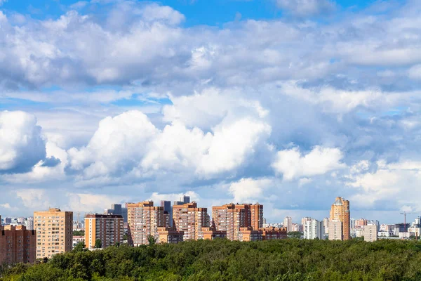 Grote Witte Wolken Aan Blauwe Hemel Boven Appartementenhuizen Groen Stadspark — Stockfoto