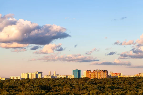 Zonsondergang Blauwe Roze Hemel Met Grijze Wolken Stad Groen Bos — Stockfoto