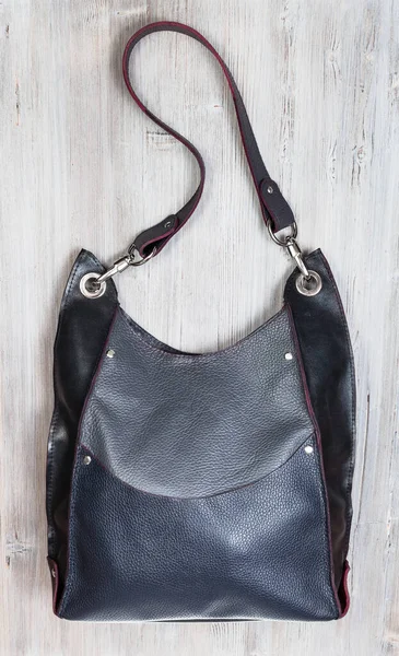 Handgefertigte Graue Lederhandtasche Mit Großer Tasche Auf Grauem Holztisch — Stockfoto