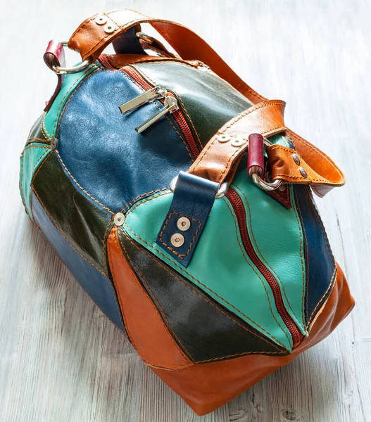 Handgemachte Patchwork Lederreisetasche Auf Grauem Holzbrett — Stockfoto