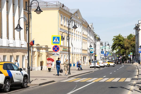 莫斯科 俄克拉荷马州 2020年9月6日 9月6日阳光明媚的日子 人们在Pyatnitskaya街上散步 Pyatnitskaya街是莫斯科中部Zamoskvorechye最古老的街道之一 — 图库照片