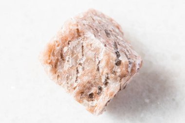 Jeolojik koleksiyondaki doğal mineral örneğinin yakın çekimi - beyaz mermer arka planda sert Granit Pegmatite kayası