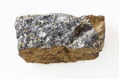 Jeolojik koleksiyondaki doğal mineral örneğinin yakın çekimi - cilalanmamış çinko cevheri (Sphalerite) kayası Güney Karelia, Rusya 'dan beyaz mermer arka planda