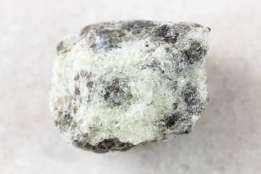 Jeolojik koleksiyondaki doğal mineral örneklerinin yakın çekimi - cilalanmamış sakkaroidal Apatite kayası beyaz mermer arka planda Khibiny, Kola Yarımadası, Rusya