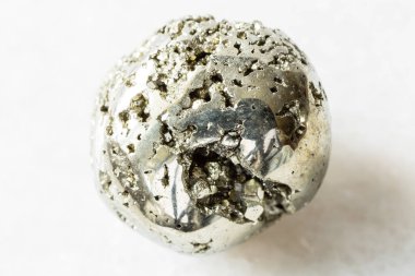 Ancash, Bolognesi, Huallanca, Huanzala, Peru 'daki Huanzala Madeni' nden beyaz mermer zemin üzerinde devrilmiş Pyrite (demir piriti, aptal altını) taşı.