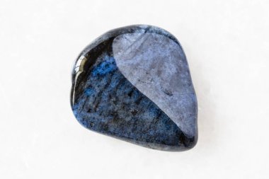 Mozambik 'in beyaz mermer arka planında cilalanmış Dumortierite kayası.