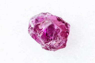 Lokirima, Lodwar, Turkana dist, RiffValley prov, Kenya, Kenya 'dan beyaz mermer arka planda cilalanmamış Rhodolite (pyrope garnet) kristali.