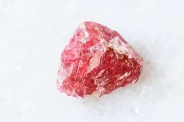 Jeolojik koleksiyondaki doğal mineralin yakın plan örneği - cilalanmamış Rhodonite kristali Morro da Mina madeni, Conselheiro Lafaiete, Minas Gerais, Brezilya