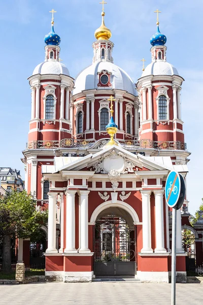 聖殉教者クレメント1世の神殿の門の眺め モスクワ市内のピャトニツカヤ通りからクリメントフスキーレーンのローマ教皇 聖クレメンス教会 — ストック写真