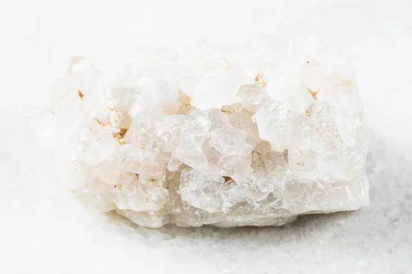 Zbliżenie Próbki Naturalnego Minerału Kolekcji Geologicznej Niepolerowana Matryca Bezbarwnych Kryształów — Zdjęcie stockowe