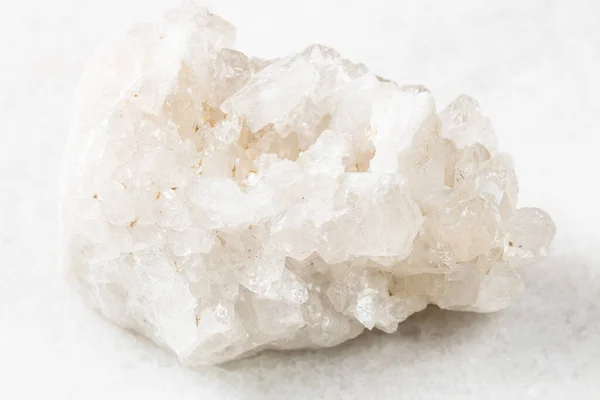 Zbliżenie Próbki Naturalnego Minerału Kolekcji Geologicznej Niepolerowane Suszenie Bezbarwnych Kryształów — Zdjęcie stockowe