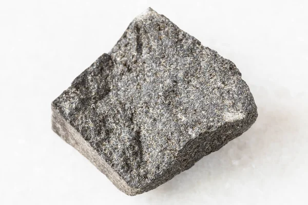 地质采集的天然矿物样品的特写 白色大理石背景上的粗加布鲁岩石 — 图库照片
