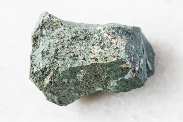 Крупним Планом Зразок Природного Мінералу Геологічної Колекції Грубий Тунгуаїтський Камінь — стокове фото